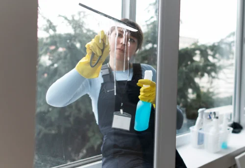 Nettoyage de vitres intérieures et extérieures à la Feuillade